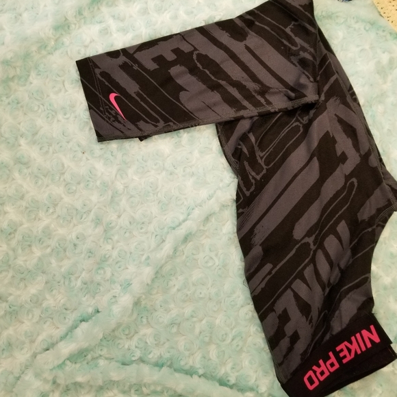 Nike Pants - Nike Pro Sz LG leggings in Nike print
